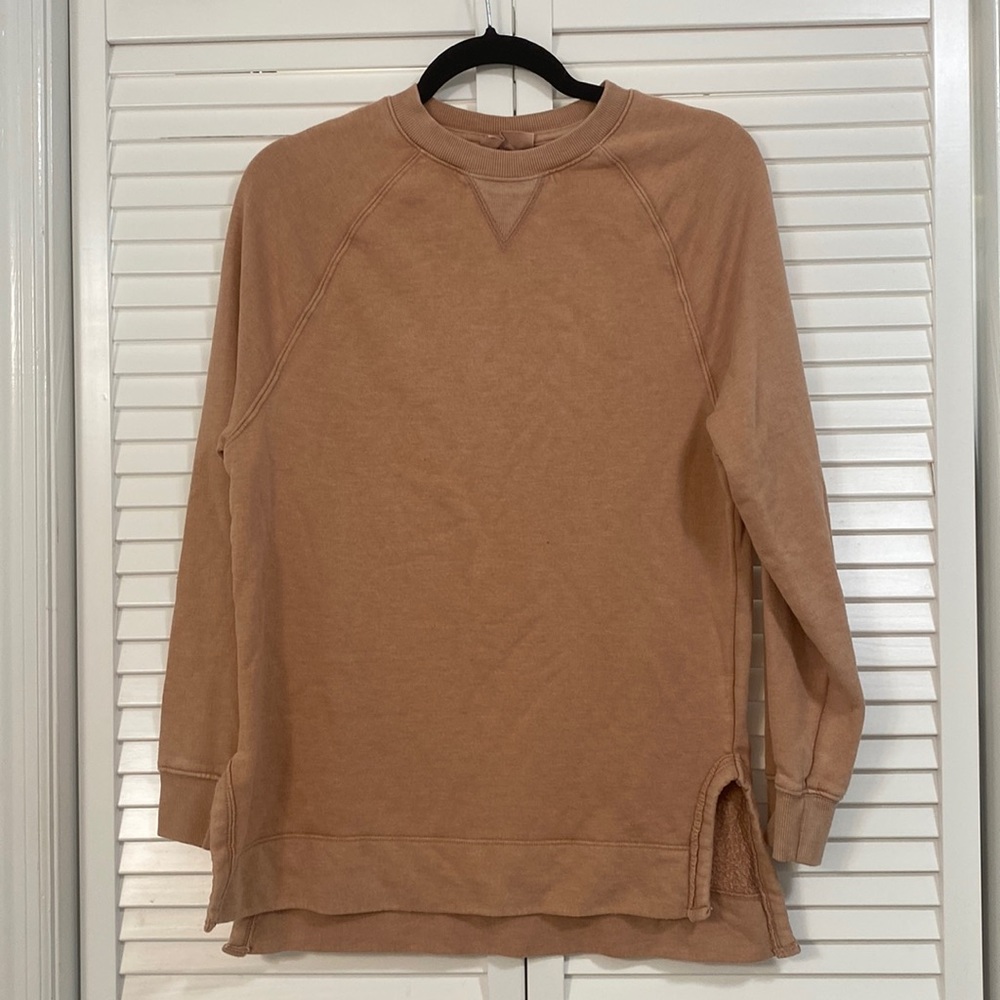 Peach Sweatshirt with side slit.